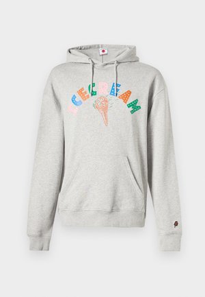 Szara bluza z kapturem, z przednią kieszenią i sznurkiem do regulacji. Ma kolorową grafikę "LODY" oraz mały akcent w postaci rożka lodowego na rękawie.