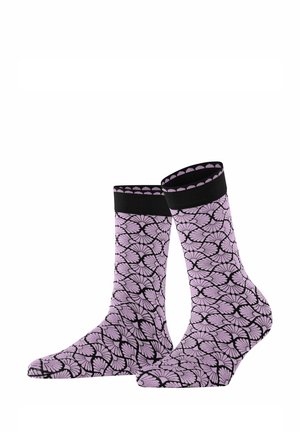 Roze sokken met een zwart bloemenpatroon, zwarte boorden, halflange lengte, met een gladde textuur en ingewikkelde bladachtige ontwerpen.
