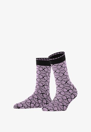 Rosa Socken mit einem schwarzen Blumenmuster, schwarzen Bündchen, mittellanger Sockenhöhe, mit einer glatten Textur und aufwendigen blattähnlichen Designs.