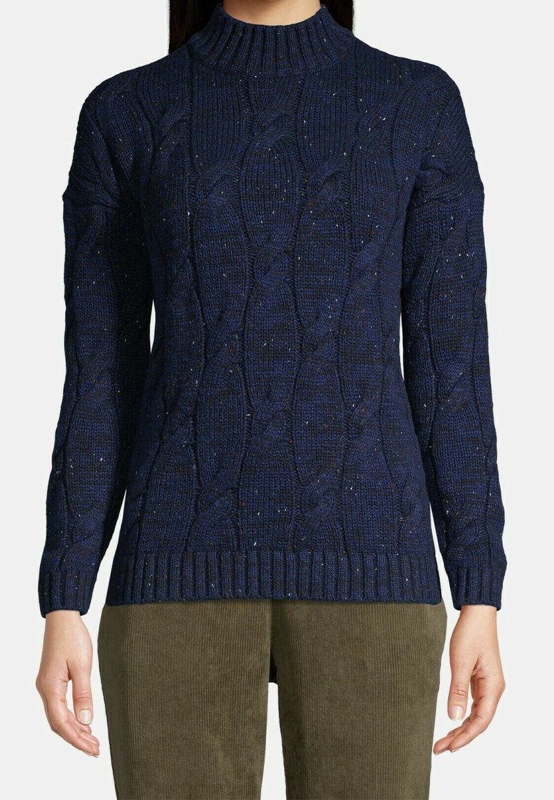 Pull en maille bleu marine avec un col montant, un motif torsadé et un ourlet côtelé. Texture douce avec des nuances subtiles de couleur partout.