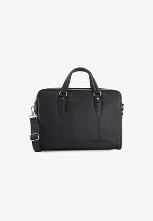 Zwarte leren aktentas met een korrelige textuur, voorzien van dubbele handvatten, een afneembare schouderriem en zilveren hardware. Met rits sluiting.
