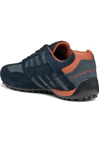 Granatowe zamszowe i tekstylne sneakersy z pomarańczowymi akcentami, posiadające teksturowaną powierzchnię, siateczkową podszewkę oraz gumową podeszwę z wzorzystym bieżnikiem.