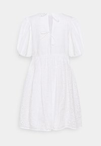 Witte katoenen jurk met een bloemen perforatiedesign, korte pofmouwen en een striksluiting aan de achterkant. Uitlopende rok met een geraffineerde taille.