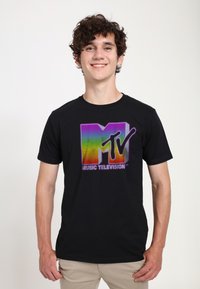 Černé bavlněné tričko s barevným logem MTV v gradientních odstínech fialové a duhové, s textem "MUSIC TELEVISION" dole.