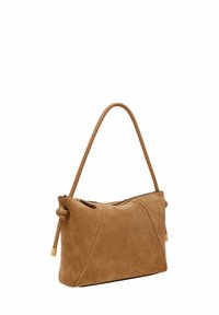 Beige mocka handväska med mjuk textur, som har en böjd design, dragkedjestängning och ett enda, knutet handtag för bärande.