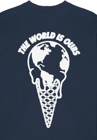 Felpa navy con una grafica bianca di un cono gelato che si scioglie, con un design della Terra e il testo "IL MONDO È NOSTRO." Texture morbida.