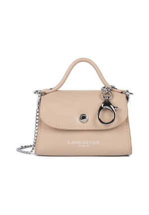 Petit sac à main en cuir beige avec poignée supérieure, bandoulière chaîne argentée, fermoir métallique et logo Lancaster Paris sur le devant.
