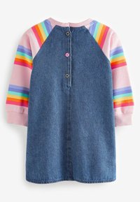 Denim jurk met raglanmouwen. Blauw denim lijfje, roze mouwen met multikleurige horizontale strepen; vijfknops sluiting op de rug.
