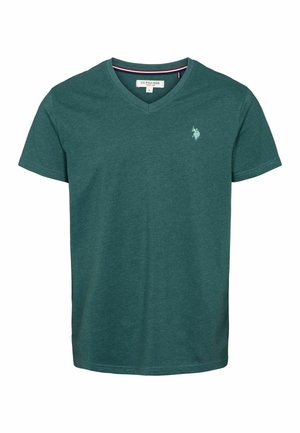 T-shirt verde a V realizzato in tessuto morbido. Presenta un piccolo logo di un cavallo sul lato sinistro del petto e una striscia di colore contrastante all'interno del collo.