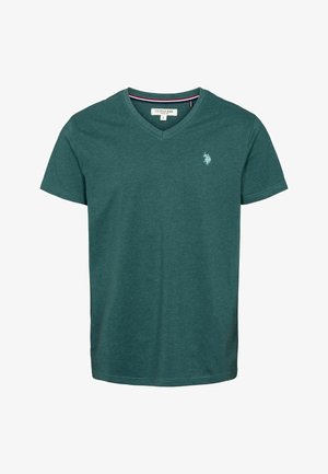 T-shirt verde a V realizzato in tessuto morbido. Presenta un piccolo logo di un cavallo sul lato sinistro del petto e una striscia di colore contrastante all'interno del collo.
