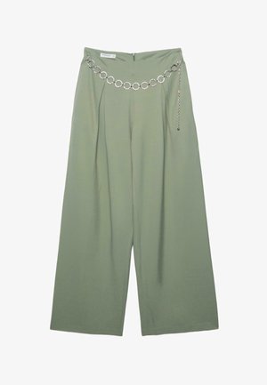 Široke hlače svijetlozelene boje s naborima sprijeda i srebrnim remenom s lancem koji ima okrugle karike i viseći privjesak.