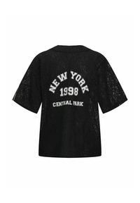 Top corto de encaje negro con mangas, que presenta un texto blanco: "NUEVA YORK 1998 CENTRAL PARK" en un diseño curvado. El texto tiene un estilo gráfico y en negrita.