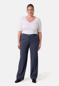 Samoon KOMBI GEPFLEGTE MIT WEITEM  CARLOTTA
 - Stoffhose - dark lake blue