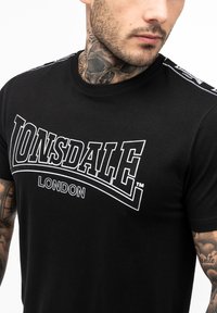 Lonsdale NORMALE PASSFORM VEMENTRY - Triko s potiskem - black white