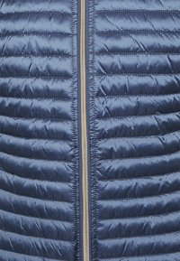 Granatowa kurtka puchowa z pikowanym wzorem, z centralnym zamkiem błyskawicznym w kontrastującym złotym kolorze i gładką, błyszczącą fakturą.