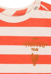 Chemise à manches courtes rayée rouge et blanche avec un col rond, ornée de texte brodé "PLAYA PARAISO TULUM" et d'un motif de cactus.
