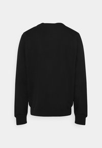 Sudadera negra con cuello redondo, mangas largas y puños acanalados. Textura suave, sin patrones ni gráficos. Diseño simple, estilo minimalista.