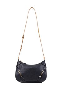 Borsa a tracolla in pelle nera con chiusure in tonalità oro e tracolla regolabile in pelle beige, design a forma di mezzaluna, chiusura con cerniera nella parte superiore