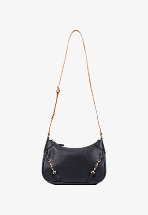 Bolso de mano de cuero negro con cierres en tono dorado y correa de hombro ajustable en color marrón claro, diseño en forma de media luna, cierre con cremallera en la parte superior.