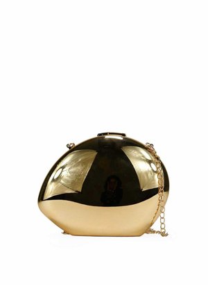 Clutch de metal dorado brillante con forma abstracta redondeada y correa de cadena dorada adjunta sobre fondo blanco.