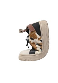 Stivale in stile sneaker con un design nero e beige, dettagli in pelle marrone, pelliccia sintetica con un motivo maculato e una suola in gomma testurizzata.