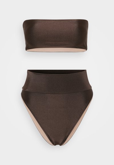 Brūns bandeau bikini tops ar gludu tekstūru; augsta jostasvietā apakšdaļa ar kontrastējo�šu nude oderi un bezšuvju malām.