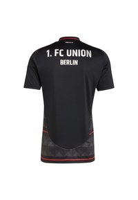 Maillot noir à manches courtes arborant le texte "1. FC UNION" et "BERLIN" en blanc, avec un motif géométrique et des accents rouges à l'ourlet.