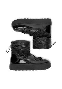 Czarne ocieplane buty zimowe z grubymi podeszwami i ozdobnymi sznurówkami, jeden but w pozycji pionowej, a drugi leży na boku na białym tle.