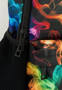 Mehrfarbiger Rucksack mit einem rauchigen Muster in Blau, Pink, Orange und Grün. Er verfügt über schwarze Reißverschlüsse und Mesh-Details.