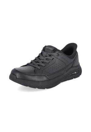 Schwarzer Sneaker mit niedrigem Schaft, Schnürverschluss vorne, perforierten Seiten, gepolstertem Kragen und dicker Sohle mit Aufschrift Arch Fit.