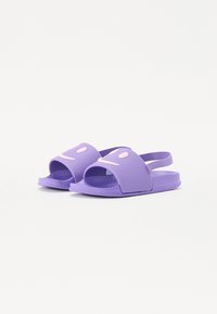 Lilla sandaler laget av gummi, med åpen tå-design, en bred stropp med et smilende ansikt-detalj, og en teksturert innersåle for grep.