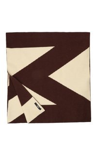 Brun och krämfärgad ullsjal med stort zigzag-mönster, vikt hörn som visar en liten svart varumärkesetikett.