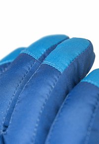 Blå isolerade handskar med quiltat mönster och kontrasterande nyanser av blått, tillverkade av nylon med vadderad textur för värme.