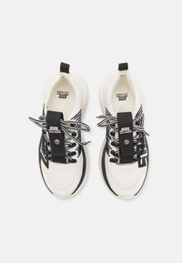 Steve Madden ELEVATE  - Tenisice - white/black