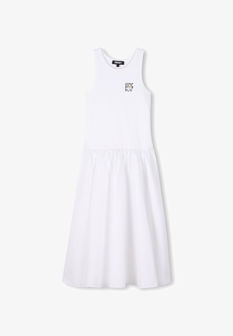 Robe blanche sans manches avec une jupe froncée, fabriquée en tissu doux. Présente un petit logo DKNY en noir et argent sur le devant supérieur gauche.