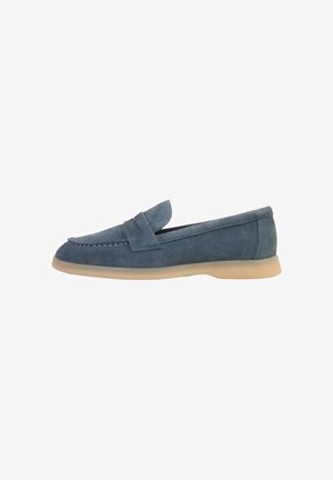 Mocassin bleu en daim avec empeigne perforée, couture mocassin, et semelle en caoutchouc beige, présenté de profil sur fond blanc.
