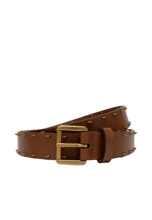 Ceinture en cuir marron avec boucle en laiton et clous en laiton uniformément espacés le long des bords, enroulée sur un fond blanc.