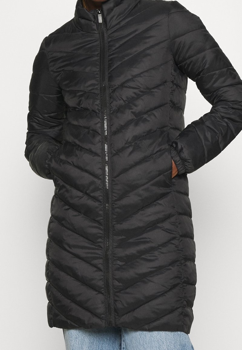 Cappotto puffer isolato nero con design a trapunta a zigzag, colletto alto, zip frontale e tasche laterali. Finitura in tessuto liscio e lucido.