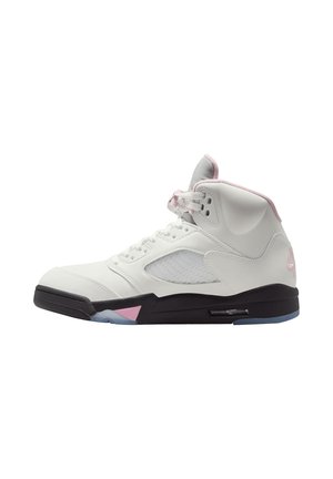 Zapatilla de caña alta blanca y rosa con suela negra y panel lateral de malla, mostrada desde el lado externo sobre un fondo blanco.