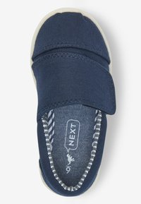 Marineblaue Segelschuhe mit weißen Gummisohlen, ausgestattet mit einem Klettverschlussriemen, gestreiftem Innenfutter und verstärktem Zehenbereich.