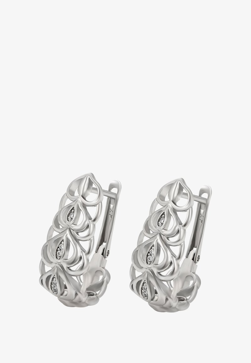 Hõbedased metallist rõngas-kõrvarõngad, millel on kihiline tilgakujuline muster ja iga tilga peal väikesed selged kalliskivid.