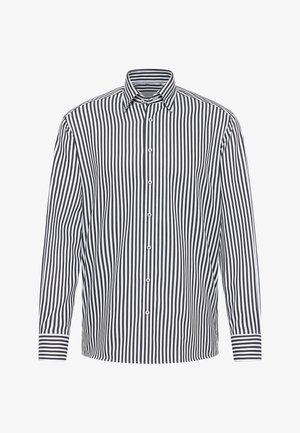 Zwart-wit gestreepte blouse met lange mouwen en een button-down kraag, met verticale strepen en contrasterende horizontale manchetten.