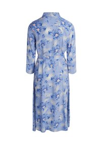 Abito floreale azzurro chiaro con maniche lunghe, vita cintata e colletto. Presenta un motivo floreale in blu scuro e accenti rosa.