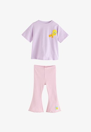 Lilla t-shirt med korte ærmer med en broderet gul Tweety-fugl, kombineret med rosa vide leggings med en lille Tweety-logo-tag.
