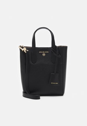 Czarna torebka ze skóry ziarnistej z podwójnymi uchwytami, odpinanym paskiem na ramię, złotymi okuciami oraz logo z przodu. Kompaktowy design.