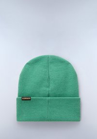 Cappello di lana verde lavorato a maglia con risvolto e piccolo etichetta rettangolare del marchio sul lato, esposto su uno sfondo chiaro e semplice.