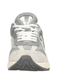 Lichtgrijze sneaker met een bovenwerk van mesh en suède, witte veters, reflecterende accenten en een rubberen zool met een hoekig design.