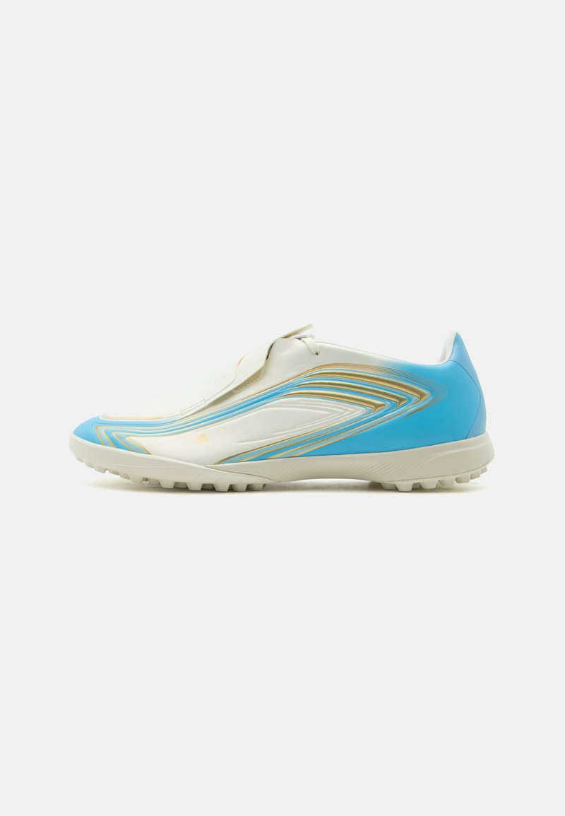 Chaussure de sport basse blanche et bleue avec des accents incurvés dorés et bleus et une semelle texturée, vue de côté sur fond blanc.