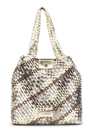 Tkany metalicznie złoty torba typu tote z plecionymi uchwytami, magnetycznym zapięciem na klapę oraz prostokątną plakietką z logo z przodu.