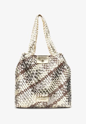 Proplétaná metalická zlatá taška přes rameno s pletenými rukojeti, magnetickým klopovým zapínáním a obdélníkovou značkovou destičkou na přední straně.